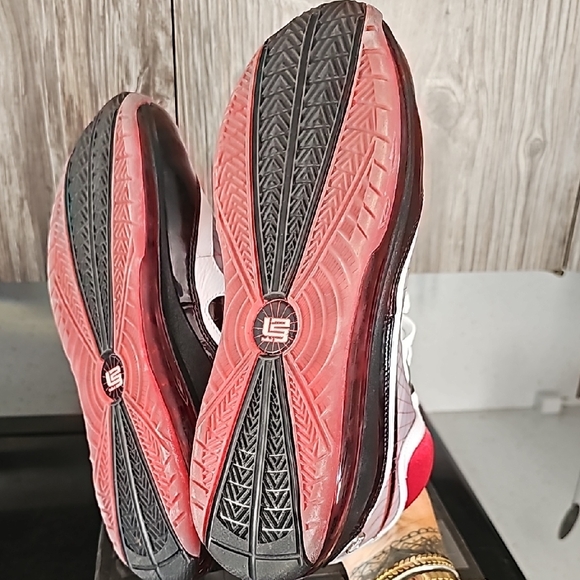 Nike Air Max LeBron VII White/Red/Black Kids Sneakers - Picture 2 of 5